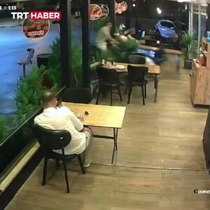 تصادف موتورسیکلت با مشتری نشسته در رستوران