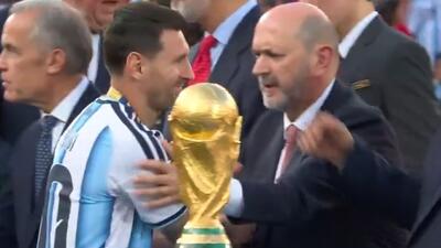  اهدای مدال نقره جام جهانی 2026 به لیونل مسی و بازیکنان آرژانتین