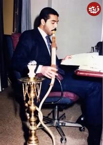  عکس عدی، پسر بی رحم صدام در حال کشیدن قلیان در دفترش