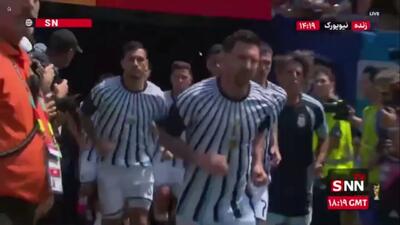  ورود بازیکنان دو تیم اسپانیا و آرژانتین به زمین چمن ورزشگاه مت لایف