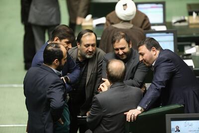  خوش و بِش نمایندگان در صحن علنی مجلس