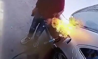 لحظه دلهرهآور آتش گرفتن ناگهانی خودرو حین سوختگیری