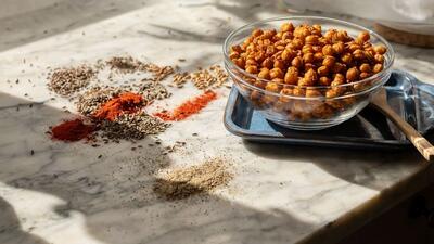 طرز تهیه نخود برشته خانگی ترد و خوشمزه با چند مرحله ساده