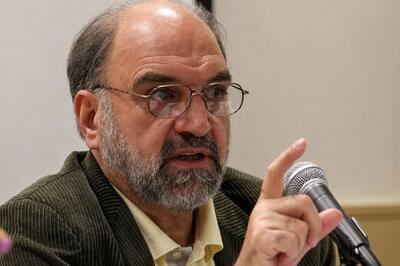 عبدالکریم سروش: حملهکنندگان به «خاتمی» کاسب جنگ هستند/ خاموش کردن طبلهای جنگ وظیفه همه ماست