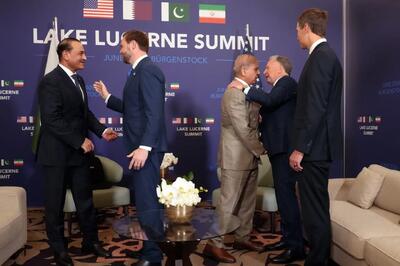 هدف از پیشنهاد آتشبس ۱۰ روزه، یافتن راهحلی درباره تنگه هرمز است / یکی از این ایدهها، ایجاد یک «دالان میانی» در تنگه هرمز است؛ منطقهای میان آبهای تحت کنترل عمان و آبهای تحت کنترل ایران که کشتیهای تجاری بتوانند از طریق آن با امنیت عبور کنند/ واشنگتن اصرار دارد پیش از اجرایی شدن هرگونه آتشبس، دستکم درباره برخی اصول مربوط به آزادی کشتیرانی در تنگه هرمز به توافق برسد