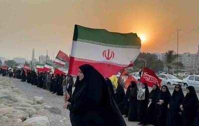  تصاویر نمایش زیبای زنجیره انسانی جان ‌فدایان خلیج فارس