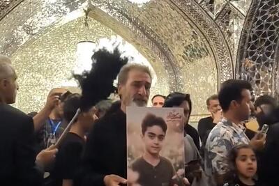  ویدئو| حضور خانواده شهید جاویدالاثر ماکان نصیری در حرم مطهر رضوی