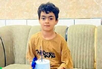  سخنگوی دولت به مزار ماکان نصیری، دانش‌آموز مفقود‌الاثر مدرسه میناب رفت + عکس