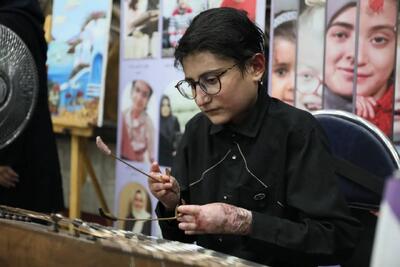 برگزاری نمایشگاه آثار هنری بیماران پروانهای در ایستگاه مترو امام خمینی (ره) + عکس