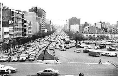 رژه دختران جوان با اسلحه در تهران؛ دهه ۶۰