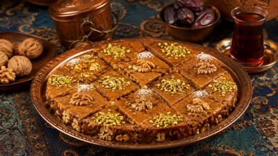 طرز تهیه رنگینک با آرد گندم؛ دسر سنتی، خوش عطر و مجلسی جنوب ایران!