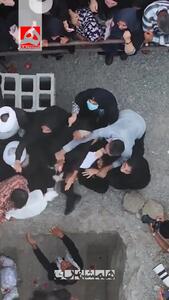 تصویری از مادر مینابی که نمی خواهد به آخرین در آغوش کشیدن شهیدش پایان دهد+ فیلم