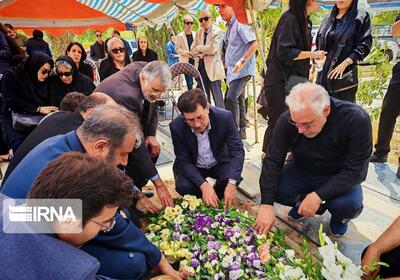  وداع با اسماعیل یغمایی/ پیکر باستان‌شناس پیشکسوت در کنار فرزندش آرام گرفت