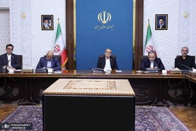  پزشکیان در نشست ویژه پرونده روابط اقتصادی ایران و عراق: سفر نخست‌وزیر عراق می‌تواند نقطه عطفی در توسعه روابط راهبردی دو کشور باشد/ پیوندهای عمیق میان ملت‌های ایران و عراق، پشتوانه توسعه همکاری‌های راهبردی دو کشور است