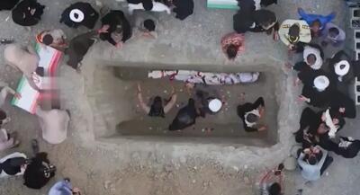  تلخ؛ مثل وداع مادران مینابی با قطعات پیکر فرزندان شهیدشان