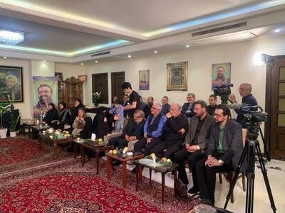 مجریان تلویزیون به دیدار خانواده شهید علی لاریجانی رفتند / اقبال واحدی هم بود + عکس