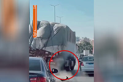 ببینید | رویدادی عجیب در جادههای مصر؛ راننده کامیونی خودرویی دیگر را از سقوط نجات داد
