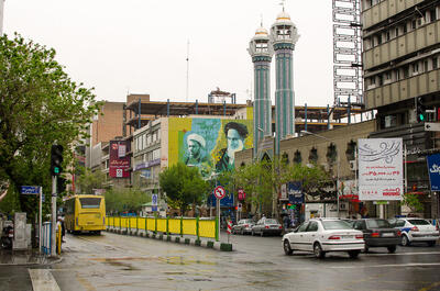 عکس/ زن تهرانی در خیابان جمهوری در حال نگاه کردن به یک ویترین؛ سال ۱۳۳۰