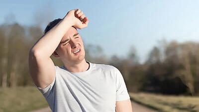 مسمومیت با آفتاب چیست؟ عارضهای که فقط به قرمزی پوست ختم نمیشود