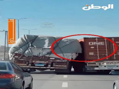  صحنه‌ای باورنکردنی؛ راننده تریلی، کامیون در حال سقوط را نجات داد