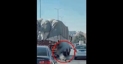  صحنه‌ای باورنکردنی؛ راننده تریلی، کامیون در حال سقوط را نجات داد