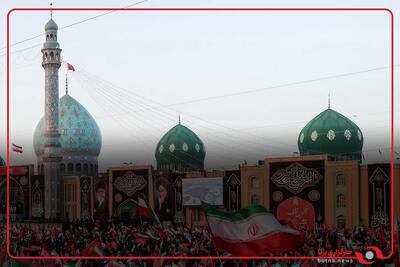  پنجره متفاوتی به اشک‌های عاشقان رهبر شهید انقلاب هنگام اقامه نماز بر پیکر مطهر «آقای شهید ایران» در مسجد مقدس جمکران