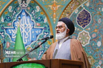  انتقاد امام جمعه قم از مذاکرات؛ کسی که امام ما را کشت، فرماندهان ما را ترور کرد، چگونه می‌توان با او پای میز مذاکره نشست؟