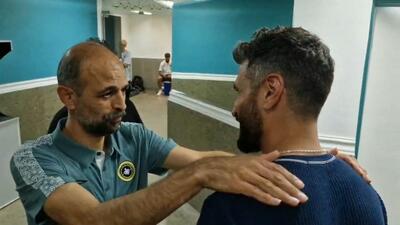  خوش و بش محرم نویدکیا و سجاد شهباززاده در پایان دیدار دوستانه سپاهان و فولاد