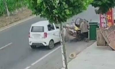  ببینید | نجات معجزه‌آسای پیرمرد از مرگ توسط کلاهش!