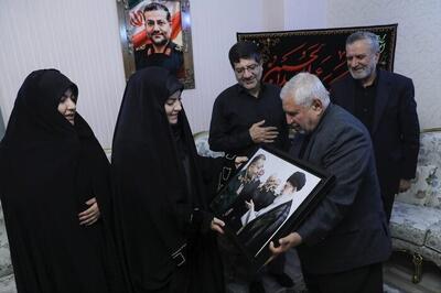  دیدار اعضای دفتر حفظ ونشر آثار رهبر شهید با خانواده سرلشکر شهیدسلیمانی