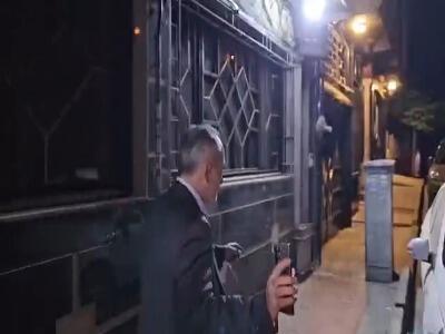 محمود اسلامیان مشاور تاج هم بدون پاسخ به خبرنگاران جلسه را ترک کرد