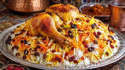ساطری پلو با مرغ؛ غذای اصیل مشهدی با عطر زعفران، هویج و کشمش که هر مهمانی را مجذوب می کند!