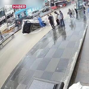  سقوط خودرو در فروچاله ناشی از باران شدید در آنکارا
