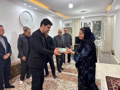  استاندار کردستان با خانواده شهدای جنگ رمضان در سنندج دیدار کرد