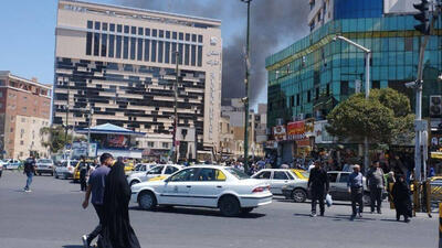  فیلم آتش سوزی یک ساختمان در مشهد / آتش نشانان در حال اطفای حریق هستند