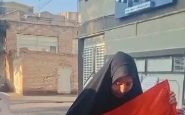  ببینید| معترض تفاهم‌نامه ایران و آمریکا: «هر کس گرسنه است، بیاید یونجه می‌دهم!»