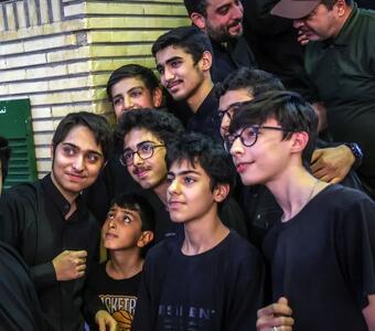 سلفی چند کودک با نوه رهبر شهید + عکس