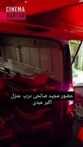  گریه‌های مجید صالحی هنگام انتقال پیکر اکبر عبدی به بهشت‌زهرا +‌ ویدئو