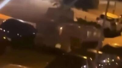  سربازان انگلیسی خودروی زرهی را دزدیدند و با چندین خودرو برخورد کردند