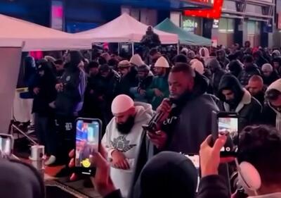  نماز جماعت در میدان تایمز همزمان با تلاوت قرآن برای بایدن