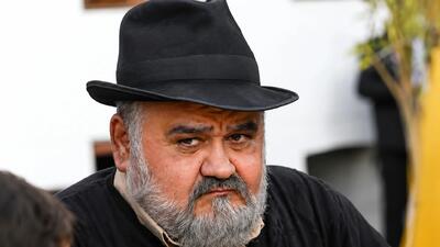  عکس| سفر در زمان؛ «اکبر عبدی» با لباس زنانه در پشت‌صحنه «آدم برفی»