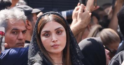 عکس | پوشش متفاوت بهنوش طباطبایی در مراسم تشییع اکبر عبدی