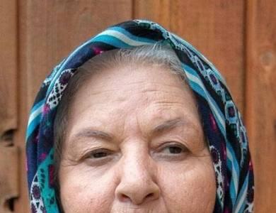 اشکهای مادرِ سینمایی اکبر عبدی در مراسم بدرقه او