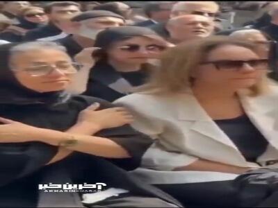  بی‌تابی همسر و دختر اکبر عبدی در مراسم تشییع