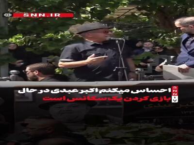  خمسه: هنوز حس‌ می‌کنم اکبر عبدی در حال بازی کردن یک سکانس است