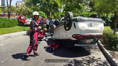 نجات پیرمرد ۷۷ ساله از خودرو واژگونشده در مشهد