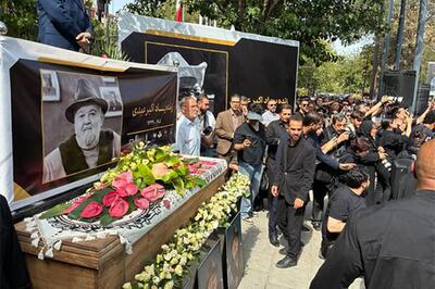  آوازخوانی «راغب» در مراسم خاکسپاری اکبر عبدی