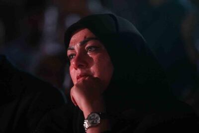  لحظه بغض و اشک پدر و مادر شهید ماکان نصیری در یک مراسم