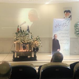  اینجا مجلس ختم یک استاد نیست، مجلس تکریم علم است