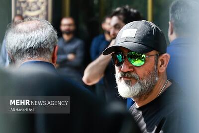  ببینید | بغض‌ مهران غفوریان در مراسم تشییع اکبر عبدی
